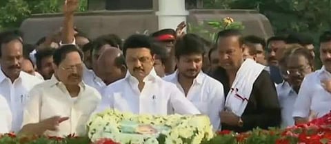 அண்ணா நினைவிடத்தில் மலர் வளையம் வைத்து அஞ்சலி செலுத்தும் முதல்வர் மு.க. ஸ்டாலின்