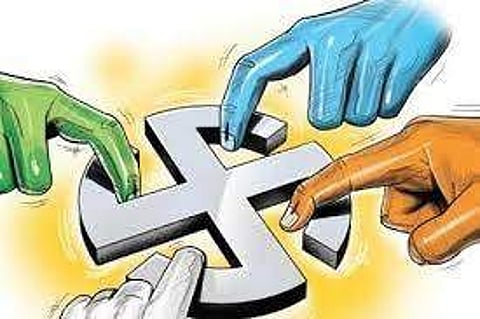 தேர்தல் இலவசங்களை திருப்பியளித்து கவனம் ஈர்த்த வயதானப் பெண்!