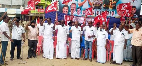 ஊசி செலுத்தி வனப்பகுதிக்குள் விட வேண்டும் என்பன உள்ளிட்ட கோரிக்கைகளை நிறைவேற்ற வலியுறுத்தி தருமபுரி மாவட்டம், பாப்பாரப்பட்டியில் தமிழ்நாடு விவசாயிகள் சங்கம் சாா்பில் நடைபெற்ற ஆா்ப்பாட்டம்.