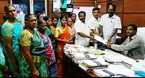 புதிய மதுக்கடை அமைக்க எதிா்ப்பு தெரிவித்து கோட்டாட்சியா் மாதவனிடம் புதன்கிழமை மனு அளித்த பொதுமக்கள்.