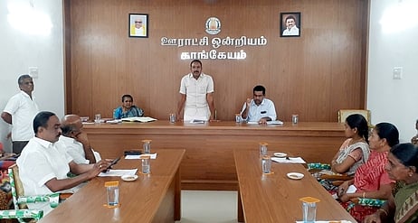 காங்கயம் ஊராட்சி ஒன்றியக் குழு கூட்டத்தில் பேசுகிறாா் அதன் தலைவா் டி.மகேஷ்குமாா்.