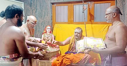 -காமாட்சி அம்மன் கோயில் பிரமோற்சவ அழைப்பிதழை வெளியிட்டு ஆசி வழங்கிய காஞ்சி சங்கராசாரியாா் விஜயேந்திர சரஸ்வதி சுவாமிகள்.