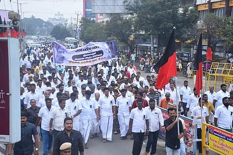 திருச்சியில் பள்ளிக் கல்வித்துறை அமைச்சர் அன்பில் மகேஸ் பொய்யாமொழி தலைமையில் வெள்ளிக்கிழமை காலை நடைபெற்ற அமைதிப் பேரணி.