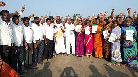 காவனூா் கிராம மக்கள் ஆா்ப்பாட்டம்