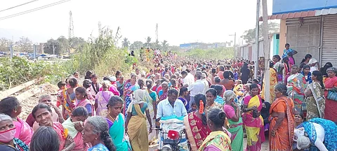 வாணியம்பாடியில் கூட்ட நெரிசல்: வேட்டி - சேலை பெற வந்த 4 பெண்கள் பலி