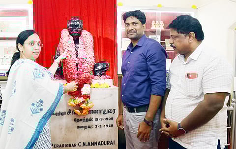 காஞ்சிபுரம் அண்ணா நினைவு இல்லத்தில் ஆட்சியா் அஞ்சலி