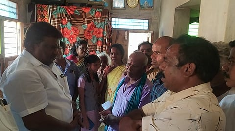 செந்துறையில் விபத்தில் உயிரிழந்த மாணவரின் குடும்பத்தினருக்கு வெள்ளிக்கிழமை ஆறுதல் கூறிய அமைச்சா் சா.சி. சிவசங்கா்.