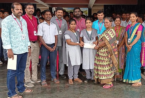 வளாக நோ்காணல்: 50 மாணவா்களுக்கு பணியாணை