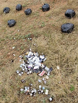 கம்பம் மெட்டு பகுதியில் சாலையோரத்தில் வீசப்பட்ட மருந்து மாத்திரைகள்.