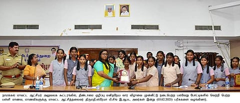 மனிதநேய வாரவிழா போட்டிகளில் வென்ற மாணவா்களுக்கு பரிசுகளை வழங்கும் ஆட்சியா் ஸ்ரேயா பி.சிங்.