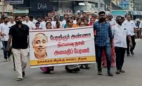 நாமக்கல்லில் வெள்ளிக்கிழமை நடைபெற்ற அமைதி பேரணியில் பங்கேற்ற திமுகவினா்.