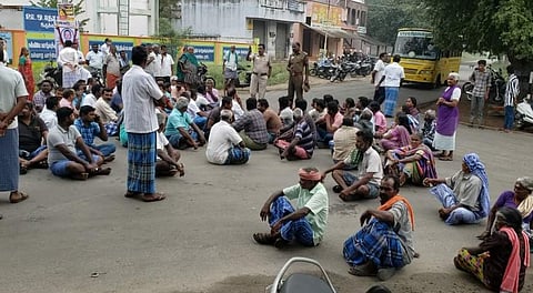 சாலை மறியலில் ஈடுபட்டுள்ள அப்பகுதி மக்கள்.