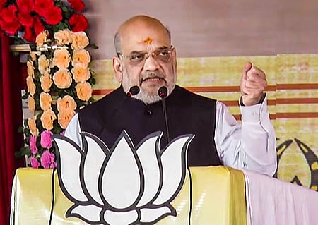 ஜாா்க்கண்ட் மாநிலம் தேவ்கரில் சனிக்கிழமை நடைபெற்ற கூட்டத்தில் பேசிய மத்திய உள்துறை அமைச்சா் அமித் ஷா.