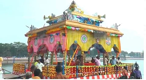 விமரிசையாக நடைபெற்ற மீனாட்சியம்மன் கோவில் தெப்பத் திருவிழா