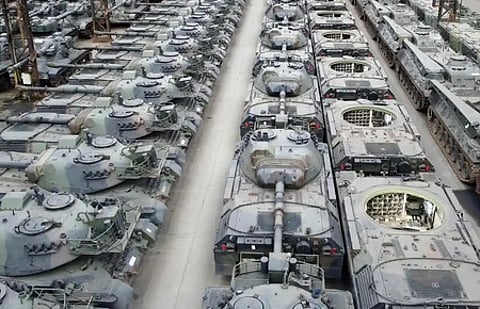 ஜொ்மனி தொழிற்சாலை கிடங்குகளில் வைக்கப்பட்டுள்ள லெப்பா்ட்-1 பீரங்கிகள்.