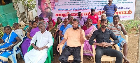 தொடா் பட்டினி போராட்டத்தில் ஈடுபட்ட அப்பகுதியினா்.