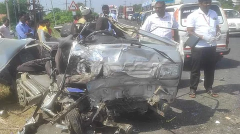 வெள்ளக்கோவில் அருகே பேருந்து - வேன் மோதி விபத்து: 3 பேர் பலி