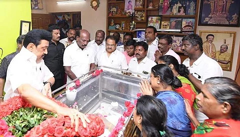 கல்லூரித் தோழர் டி.பி.கஜேந்திரனுக்கு முதல்வர் ஸ்டாலின் நேரில் அஞ்சலி!