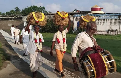 வேதாரண்யம் கோயிலுக்கு நெல் கோட்டையுடன் வந்த குன்னலூர் விவசாயிகளுக்கு அளிக்கப்பட்ட வரவேற்பு.