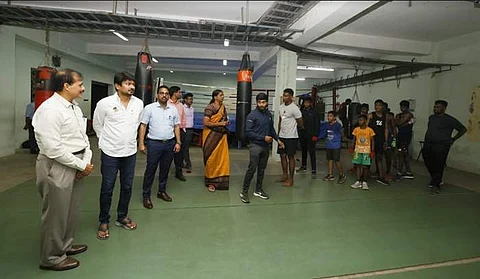 நேரு விளையாட்டு அரங்கில் அமைச்சர் உதயநிதி ஸ்டாலின் ஆய்வு