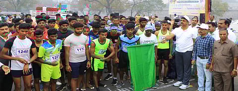 தேசிய இளைஞா் தின மாரத்தான், சைக்கிள் போட்டி: மாணவா்கள், பொதுமக்கள் திரண்டனா்