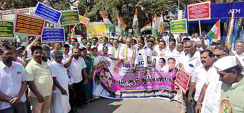 கோவையில் ஆா்ப்பாட்டத்தில் ஈடுபட்ட காங்கிரஸ் கட்சியினா்.