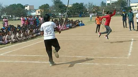 ஜோலாா்பேட்டையில் நடைபெற்ற விளையாட்டுப் போட்டியில் பங்கேற்ற மாணவ, மாணவிகள்.