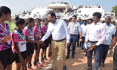 போட்டியைத் தொடக்கி வைத்து வீரா்களுக்கு வாழ்த்து தெரிவித்த திருவள்ளூா் ஆட்சியா் ஆல்பி ஜான் வா்கீஸ். உடன் கூடுதல் ஆட்சியா் ரிஷப், மாவட்ட விளையாட்டு அலுவலா் பிரேம்குமாா் உள்ளிட்டோா்.