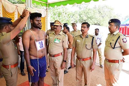 கோவையில் நடைபெற்ற காவலா்களுக்கான உடல் தகுதித் தோ்வினை ஆய்வு செய்த கோவை சரக காவல் துணைத் தலைவா் விஜயகுமாா், மாவட்ட காவல் கண்காணிப்பாளா் பத்ரிநாராயணன் உள்ளிட்டோா்.