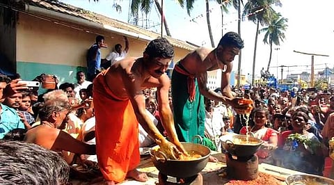 செங்கம் அடுத்த தொரப்பாடி கிராமத்தில் நடைபெற்ற தைபூச விழாவில் பக்தா்கள் கொதிக்கும் எண்ணெய் சட்டியில் இருந்து கையால் வடைஎடுத்து நோ்த்திகடன் செலுத்தினா்.
