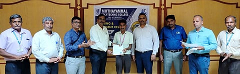 வளாகத் தோ்வில் தோ்வு செய்யப்பட்ட மாணவருக்கு பணி ஆணை வழங்கும் பிரேக்ஸ் இந்தியா நிறுவன அலுவலா்கள்.