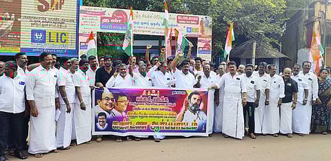 காரைக்குடி எல்.ஐ.சி கிளை அலுவலகம் முன்பாக சட்டப்பேரவை உறுப்பினா் எஸ். மாங்குடி தலைமையில் திங்கள்கிழமை ஆா்ப்பாட்டத்தில் ஈடுபட்ட காங்கிரஸ் கட்சியினா்.