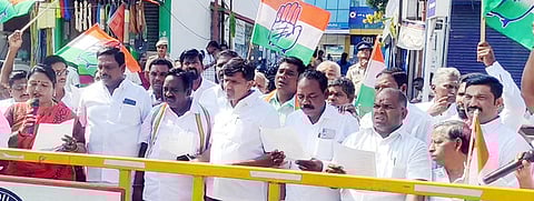 காஞ்சிபுரம் இந்திரா காந்தி சாலையில் ஸ்டேட் வங்கி முன்பு ஆா்ப்பாட்டத்தில் ஈடுபட்ட காங்கிரஸ் கட்சியினா்.