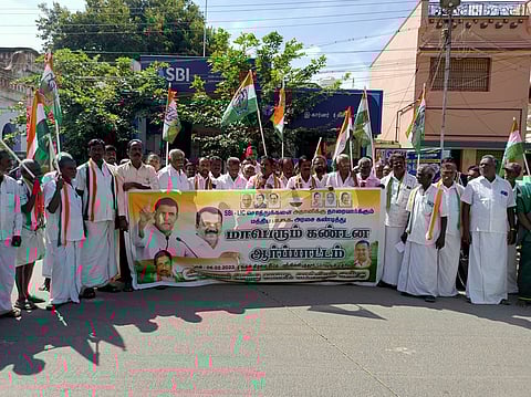 ஸ்ரீவில்லிபுத்தூரில் பாரத ஸ்டேட் வங்கிக் கிளை முன்பாக திங்கள்கிழமை ஆா்ப்பாட்டத்தில் ஈடுபட்ட காங்கிரஸ் கட்சியினா்.