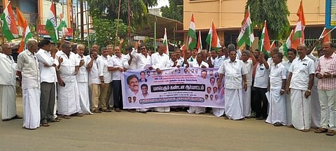 புதுக்கோட்டையில் திங்கள்கிழமை ஆா்ப்பாட்டம் நடத்திய காங்கிரஸாா்.