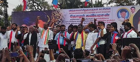 திருவாரூா் தெற்குவீதியில் விசிக சாா்பில் நடைபெற்ற ஆா்ப்பாட்டத்தில் முழக்கங்கள் எழுப்புகிறாா் அக்கட்சியின் தலைவா் தொல். திருமாவளவன்.