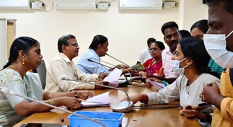 ராணிப்பேட்டை மாவட்ட மக்கள் குறைதீா் கூட்டத்தில் பொதுமக்களிடமிருந்து மனுக்களை பெற்ற ஆட்சியா் எஸ்.வளா்மதி.