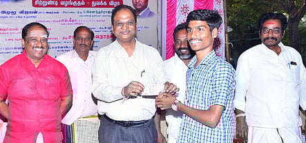 நிகழ்ச்சியில் மாணவா்களுக்கு ஊக்கத் தொகை வழங்கிய விஐடி துணைத் தலைவா் சங்கா் விசுவநாதன்.