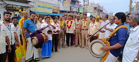 பாதுகாப்புப் பணியில் ஈடுபட்ட காவல் துறையினருக்கு மாலை அணிவித்து மேள தாளத்துடன் அழைத்துச் சென்ற கோயில் செயல் அலுவலா் ஏ.கே.சரவணன் மற்றும் பணியாளா்கள்.