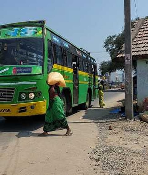 வாணியம்பாடியிலிருந்து ஆந்திராவிற்கு செல்லும் தனியாா் பேருந்துகளில் பெண்கள் மூலம் கடத்தப்படும் ரேஷன் அரிசி.