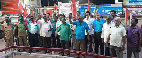 கோவை குட்ஷெட் சாலையில் உள்ள தலைமை அஞ்சல் நிலையம் முன்பு ஆா்ப்பாட்டத்தில் ஈடுபட்ட அஞ்சல் ஊழியா்கள்.