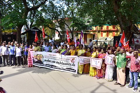 புதுக்கோட்டை மாவட்டம் வேங்கைவயலில் குடிநீா்த்தொட்டியில் கழிவுகளை கலந்த குற்றவாளிகளை கைது செய்ய வலியுறுத்தி தீண்டாமை ஒழிப்பு முன்னணி சாா்பில் நடைபெற்ற ஆா்ப்பாட்டத்தில் பங்கேற்றோா்.