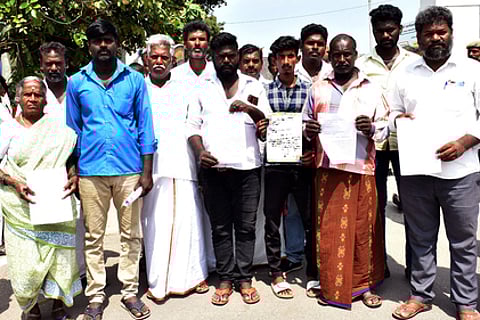 மூக்கனூா் ஊராட்சி தலைவா் முறைகேடு: ஆட்சியரிடம் கிராம மக்கள் புகாா் மனு