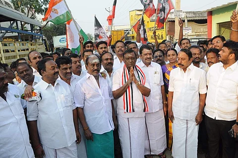 ஈரோடு மணல்மேடு பகுதியில் வாக்குச்சேகரித்த அதிமுக வேட்பாளர் கே.எஸ்.தென்னரசு
