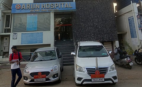 போடியில் வருமான வரித் துறையினா் சோதனை நடத்திய தனியாா் மருத்துவமனை.