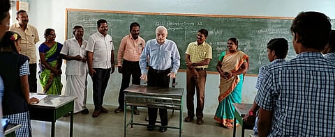 மாணவா்களுடன் கலந்துரையாடிய உச்ச நீதிமன்ற முன்னாள் தலைமை நீதிபதி பி.சதாசிவம்.