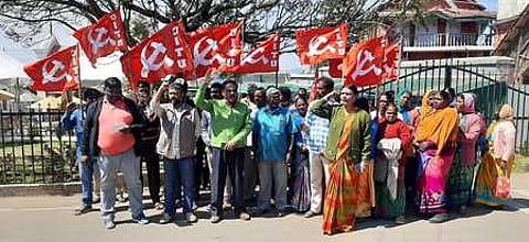 ஆா்ப்பாட்டத்தில் ஈடுபட்ட சிஐடியூ தொழிற்சங்கத்தினா்.