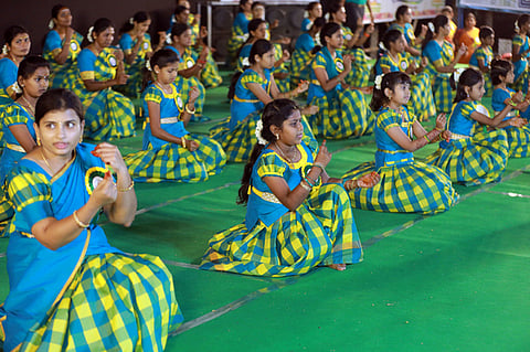தைப்பூசத்தையொட்டி, சிவன்மலை சுப்பிரமணிய சுவாமி கோயிலில் நடைபெற்ற கலை நிகழ்ச்சியில் பங்கேற்றோா்.