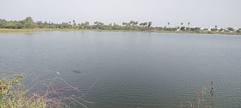 திருச்சி சாத்தனூா் கிராமத்தில் தண்ணீா் நிறைந்து காணப்படும் கணக்கன் குளம்.