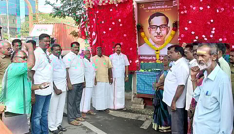 புதுச்சேரி அண்ணாநகரில் அலங்கரித்து வைக்கப்பட்டிருந்த தியாகி வ.சுப்பையா உருவப் படத்துக்கு மாலை அணிவித்து மரியாதை செலுத்திய கம்யூனிஸ்ட் கட்சியினா், ஏஐடியூசி அமைப்பினா்.